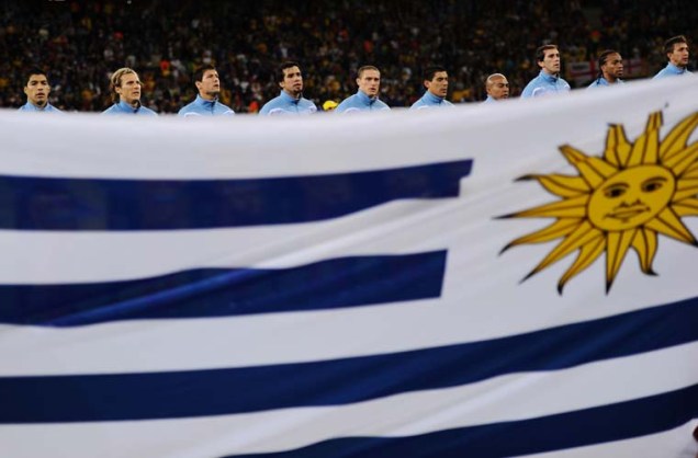 Jogadores do Uruguai cantam o hino nacional do país antes da partida contra a França.