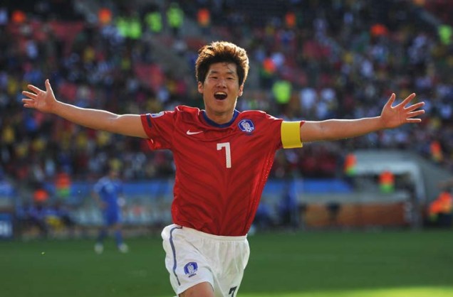 O sul-coreano Park Ji-Sung comemora após marcar um gol e ampliar a vatagem da coreia para 2 a 0.