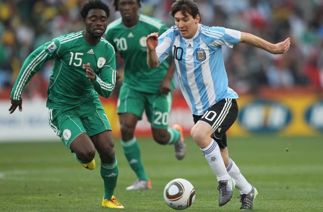 Lionel Messi, principal jogador argentino, disputa bola com o nigeriano Sani Kaita.