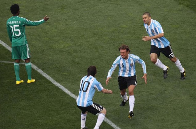 Jogadores argentinos comemoram o gol marcado por Gabriel Heinze.
