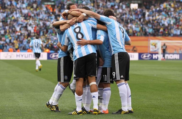 Jogadores argentinos comemoram o gol marcado por Gabriel Heinze.