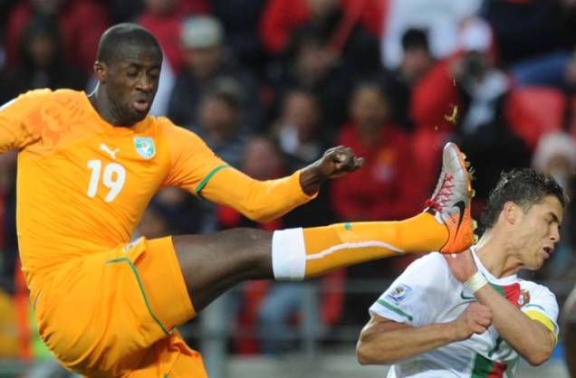 Yaya Toure e Cristiano Ronaldo na partida entre Portugal e Costa do Marfim.