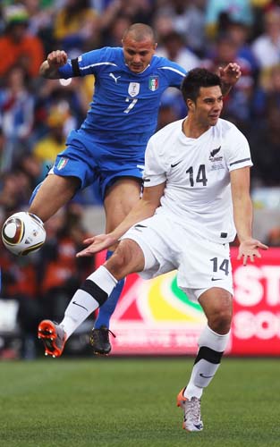 Lance entre Simone Pepe e Rory Fallon no jogo entre Itália e Nova Zelândia.