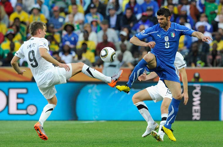Shane Smeltz e Vincenzo Iaquinta disputam bola no jogo entre Itália e Nova Zelândia.
