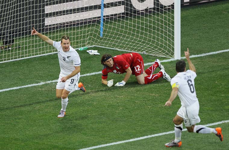 Shane Smeltz comemora gol da Nova Zelândia no jogo entre Itália e Nova Zelândia.