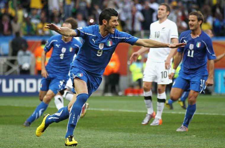 Vincenzo Iaquinta comemora gol no jogo entre Itália e Nova Zelândia.