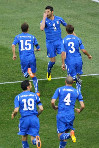 Vincenzo Iaquinta comemora gol com os companheiros no jogo entre Itália e Nova Zelândia.
