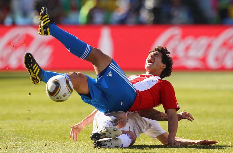 Disputa de bola entre Jan Durica e Cristian Riveros na partida entre Eslováquia e Paraguai.