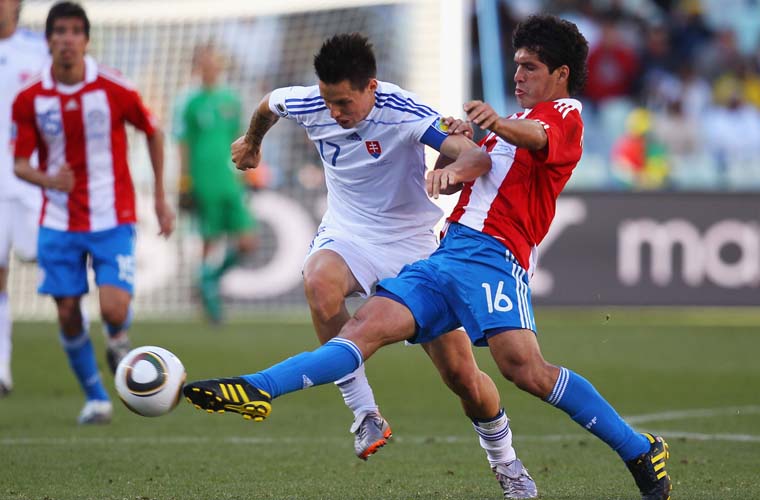 Lance entre Cristian Riveros e Marek Hamsik na partida entre Eslováquia e Paraguai.