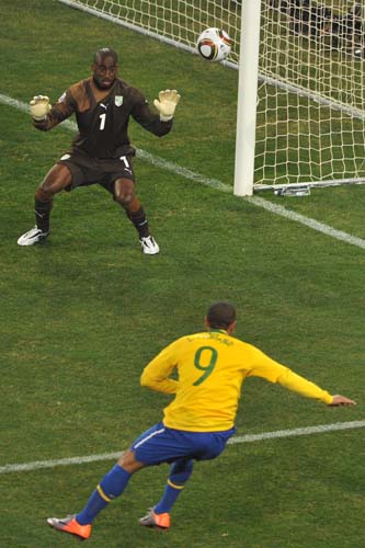 Luis Fabiano marca o gol brasileiro durante partida entre Brasil e Costa do Marfim.