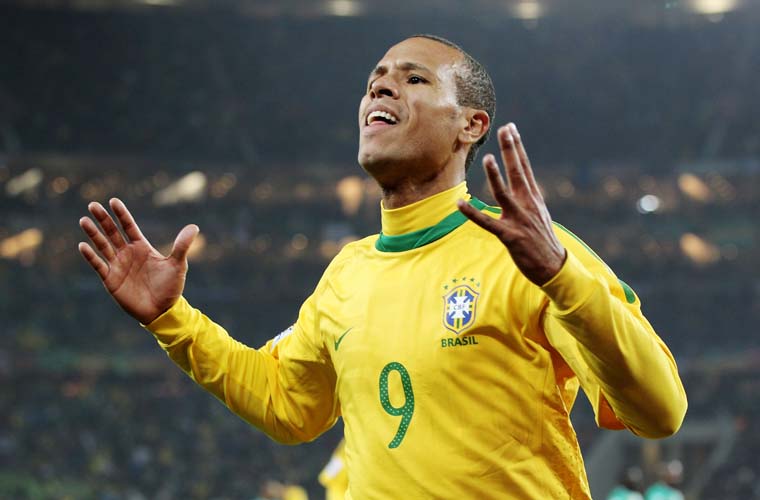Luis Fabiano comemora o gol brasileiro durante partida entre Brasil e Costa do Marfim.