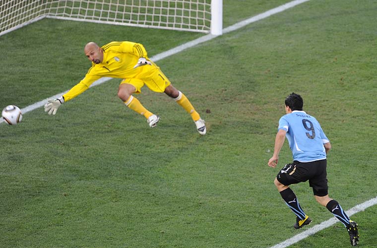 Luis Suarez marca gol do Uruguai contra o México.