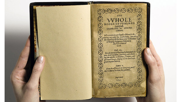 Cópia do livro 'Bay Psalm Book', que será leiloado pela Sotheby's