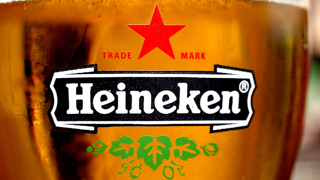 copo de cerveja Heineken