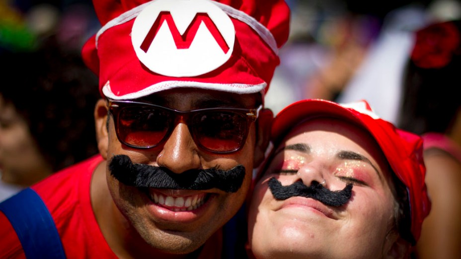 Folião fantasiado de Mario Bros no bloco Cordão do Boitatá, na Praça XV