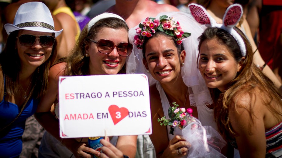 Meninas fantasiadas no desfile do bloco Cordão do Boitatá, na Praça XV