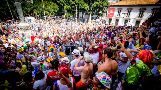 Centenas de foliões lotaram a Praça XV para ver o bloco Cordão do Boitatá, no RIo de Janeiro