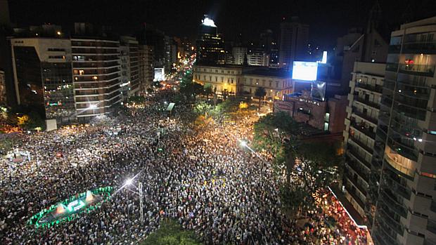 Vista aérea de enorme manifestação contra o governo em Córdoba, na Argentina