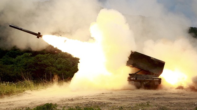 Foguete é lançado durante exercícios militares dos exércitos coreano e norte-americano na cidade de Cheorwon