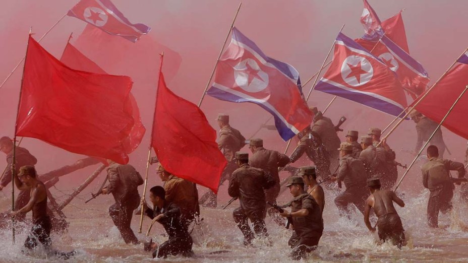 Para comemorar os 60 anos da vitória na Guerra da Coreia, soldados sul-coreanos encenaram a batalha em Waegwan
