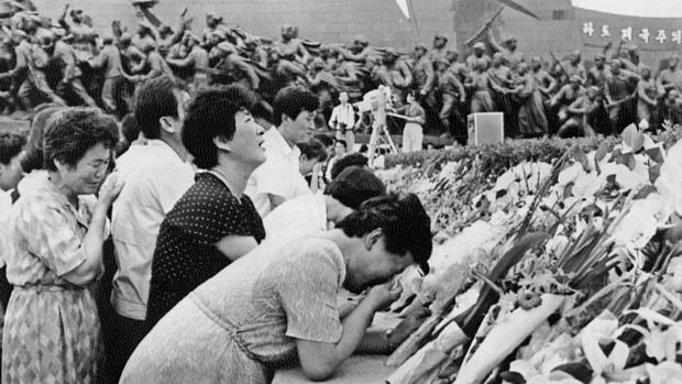 Coreanos choram a morte de Kim il-sung, que levou Kim Jong-il ao poder
