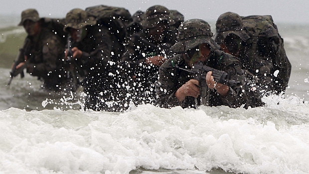 Grupo do exército sul-coreano simula invasão de região costeira na cidade de Taean nesta terça-feira