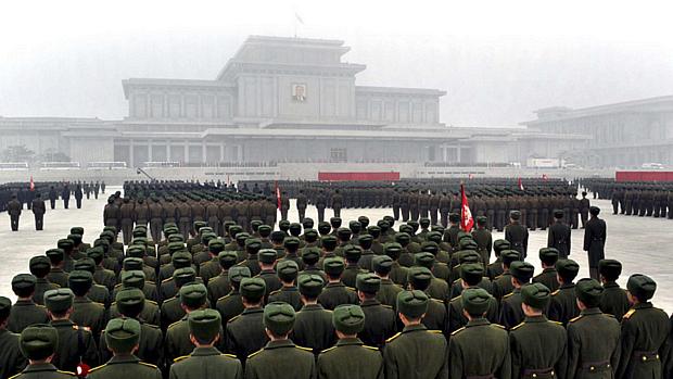 Efetivos das Forças Armadas de terra, mar e ar norte-coreanas juraram fidelidade a Kim Jong-Un na segunda-feira