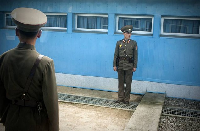Soldados norte-coreanos na zona desmilitarizada da fronteira com a Coréia do Sul, em Panmunjom