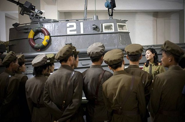 Soldados prestam atenção à guia do Museu da Guerra da Coréia