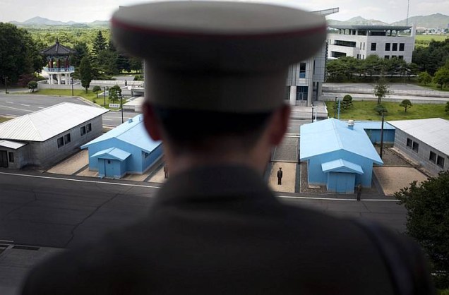 Soldado na zona desmilitarizada, em Panmunjom, olha para o lado da Coréia do Sul.