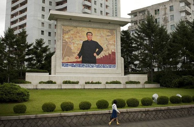 Mural com o presidente Kim Il-sung em praça no centro da cidade.