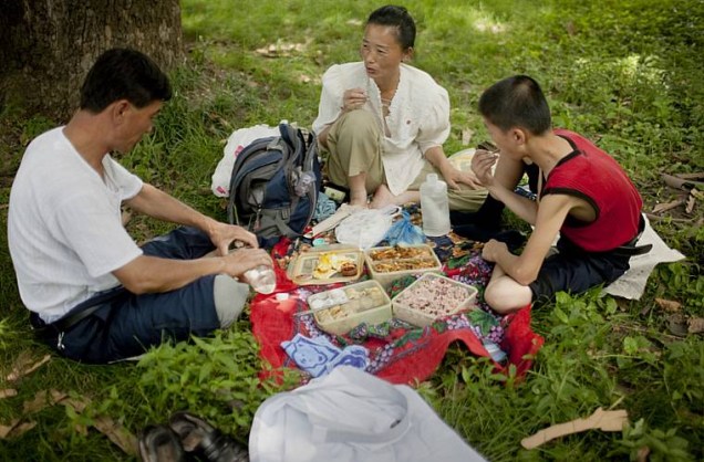 Um piquenique familiar em plena segunda-feira, no parque Moranbong.