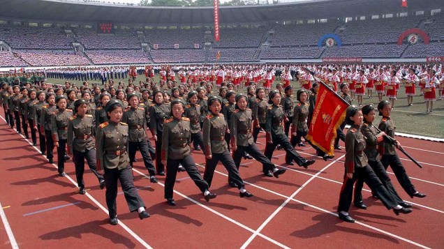Desfile de membros da União de Crianças Coreanas com uniforme militar durante as celebrações do 66º aniversário da organização política de Pyongyang, na Coreia do Norte