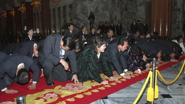 Norte-coreanos prestam condolências ao ditador Kim Jong-Il