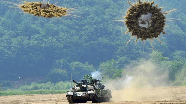 Tanque sul-coreano realiza disparos em exercício militar conjunto com o exército americano na divisa com a Coreia do Norte