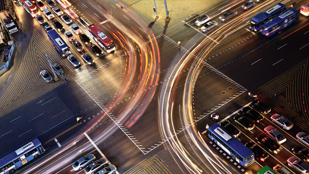 Saída pela tecnologia: tráfego em Seul: o monitoramento eletrônico aumentou em 11% a velocidade nas vias