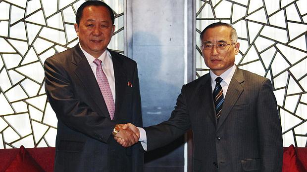 O principal negociador sul-coreano, Wi Sung-Lac, e seu colega norte-coreano, Ri Yong-Ho, reuniram-se em um clube privado