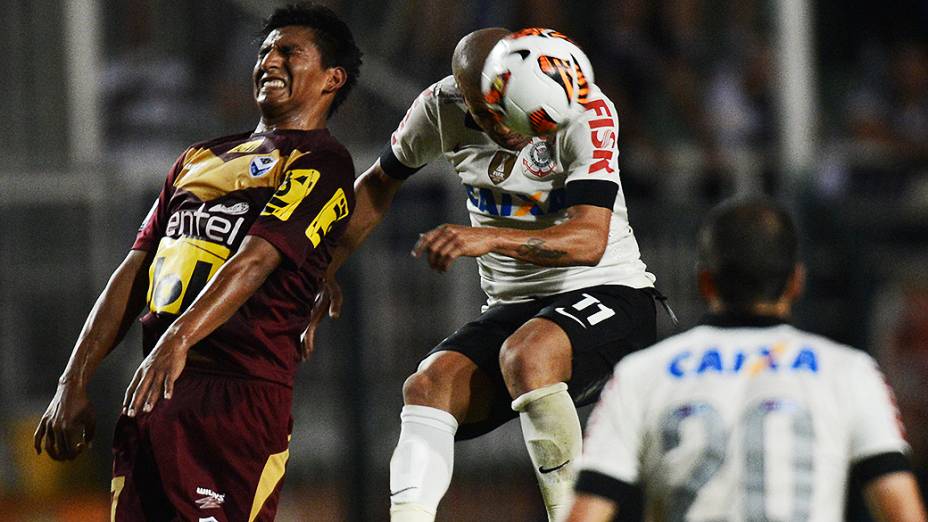 Lance na partida entre Corinthians e San Jose da Bolívia no Pacaembu