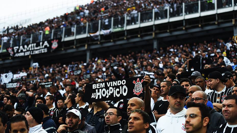 Público durante partida entre Corinthians e Botafogo no segundo teste da Arena de Itaquera