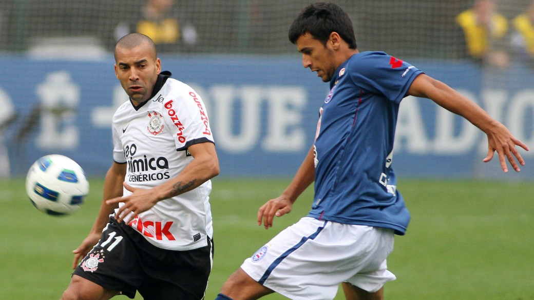 Emerson, do Corinthians, disputa bola com o jogador Zezinho, do Bahia