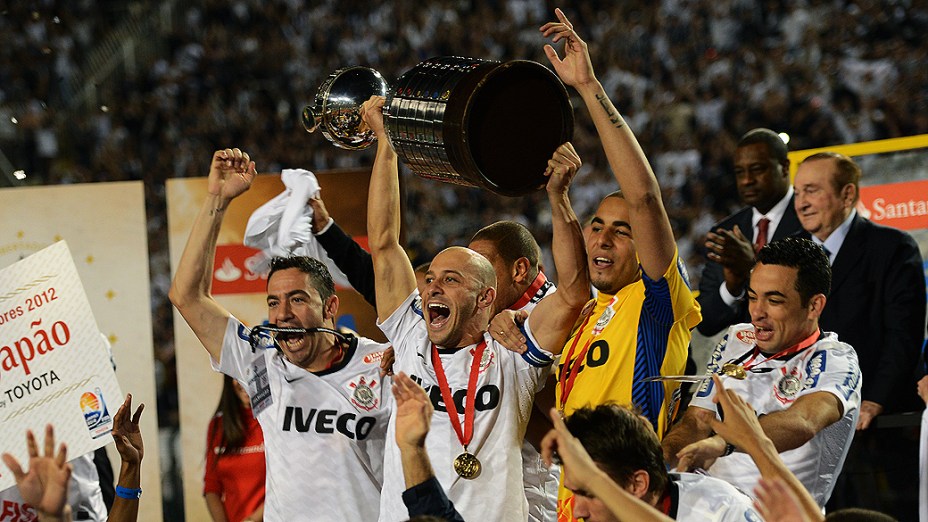 Alessandro levanta a taça: Corinthians campeão da Libertadores