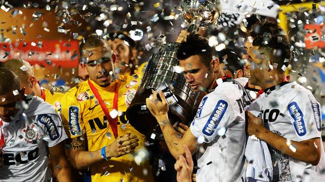 Corinthians é campeão da Taça Libertadores pela 1ª vez