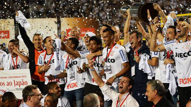 Jogadores do Corinthians comemoram a conquista inédita da Taça Libertadores
