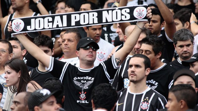 Torcida do Corinthians incentiva o time, durante partida contra o Grêmio, pelo Campeonato Brasileiro - 22/05/2011