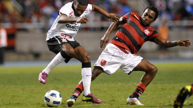 Edenilson, do Corinthians, disputa bola com Willians, do Flamengo, durante partida pelo Campeonato Brasileiro - 05/06/2011