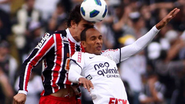 Liedson, do Corinthians, disputa bola com Bruno, do São Paulo, durante partida pelo Campeonato Brasileiro - 26/06/2011