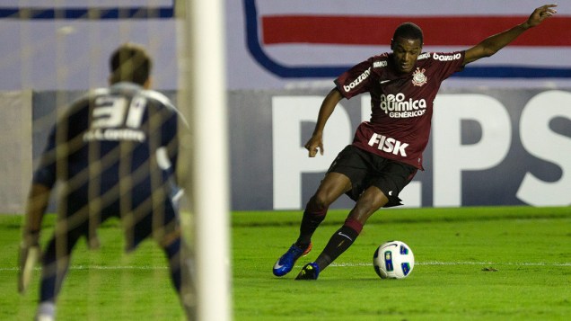 Edenilson, do Corinthians, durante lance em partida contra o Bahia, pelo Campeonato Brasileiro - 29/06/2011