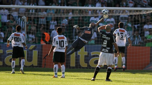 Goleiro Vanderlei, do Coritiba, faz defesa contra chute de jogador do Corinthians, em partida pelo Campeonato Brasileiro - 04/09/2011