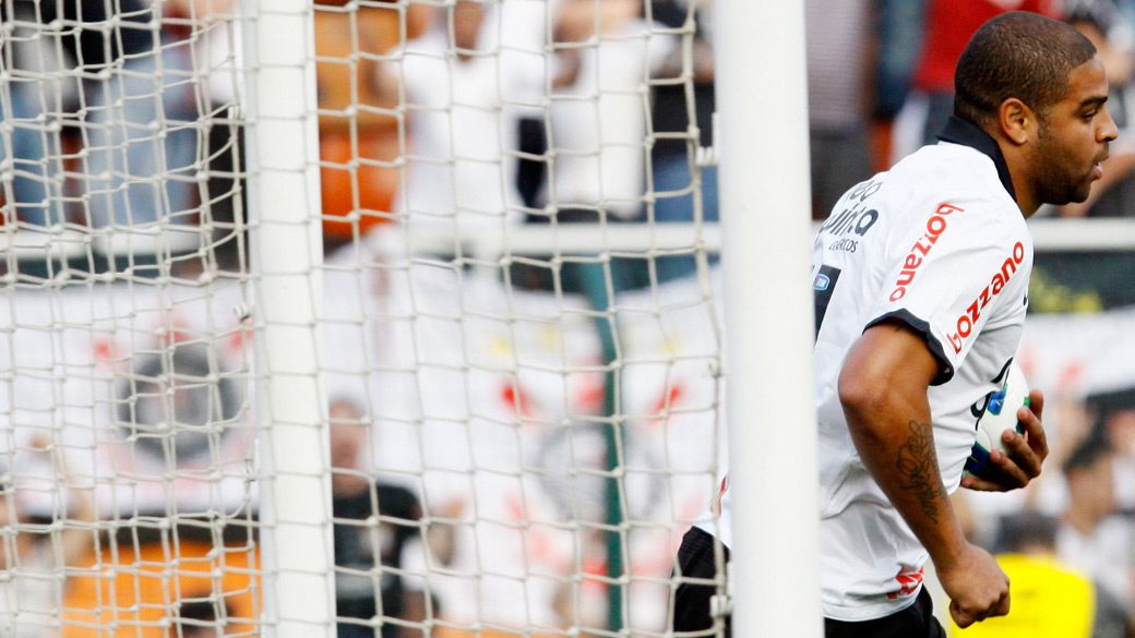 Adriano, do Corinthians, durante partida contra o Atlético/MG, pelo Campeonato Brasileiro - 20/11/2011