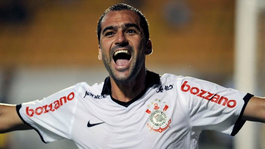 Danilo comemora o primeiro gol da fácil vitória do Corinthians sobre o Deportivo Táchira, da Venezuela, no Estádio do Pacaembu, pela última rodada da fase de grupos da Libertadores